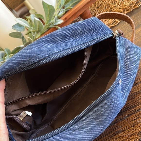 embroidered M toiletry bag - Picture 6 of 7